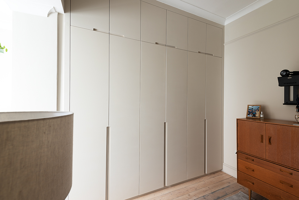 Built-in modern wardrobe with 6 doors in bedroom