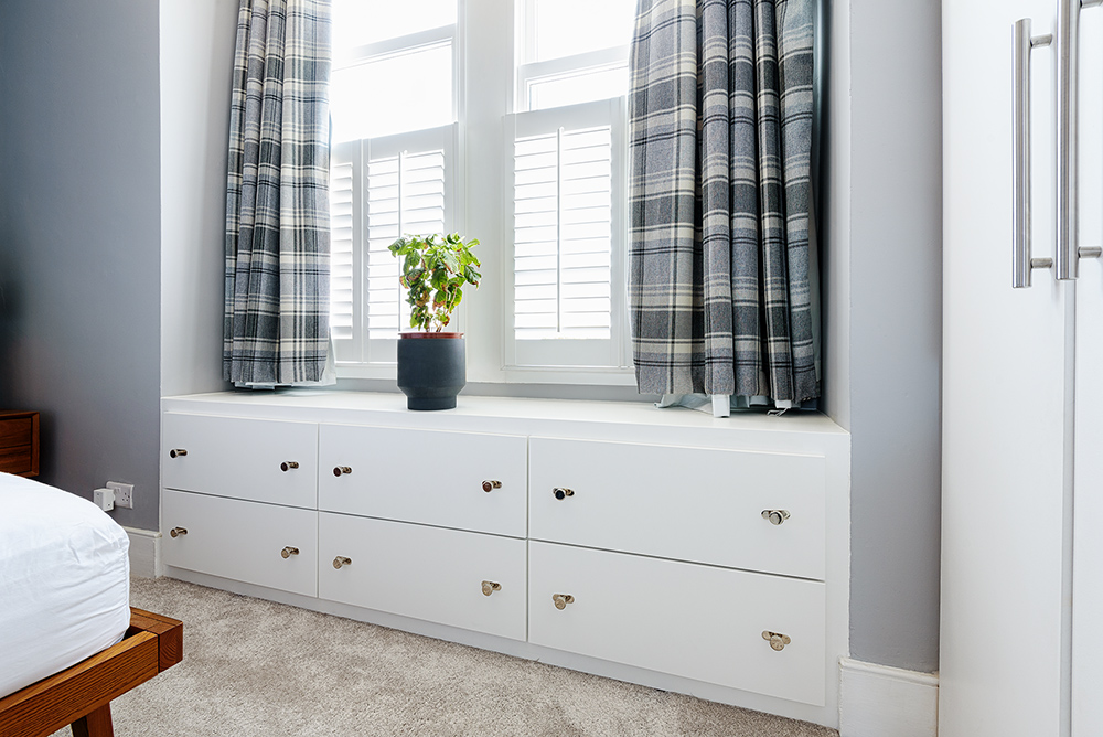 Built-in bay window seats in bedroom