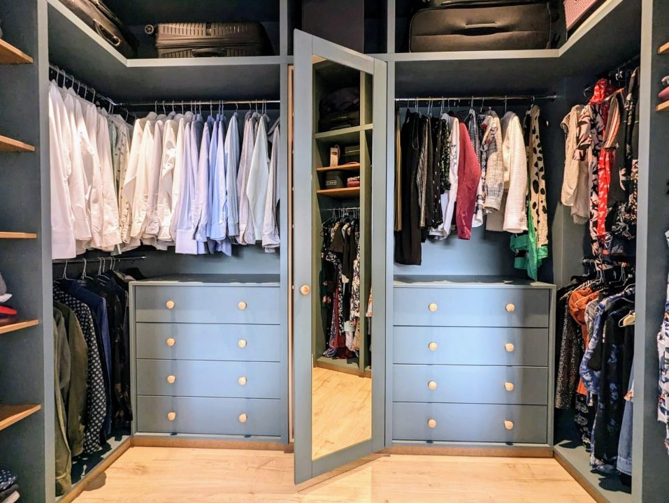 Built-in walk-in wardrobe