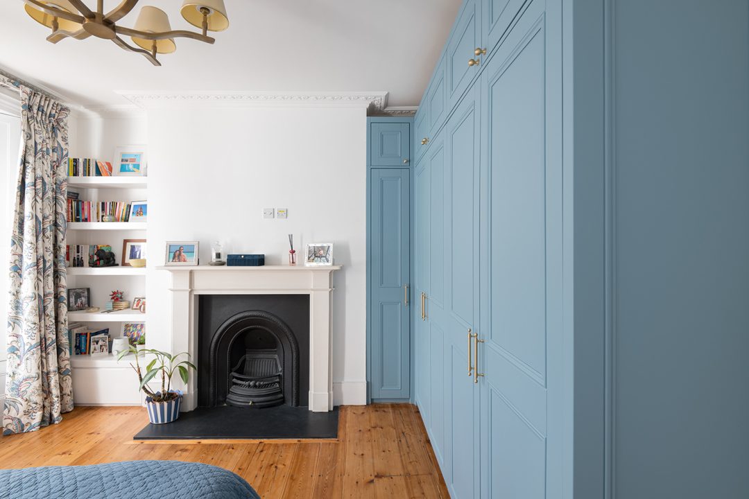 Fitted corner wardrobe in bedroom