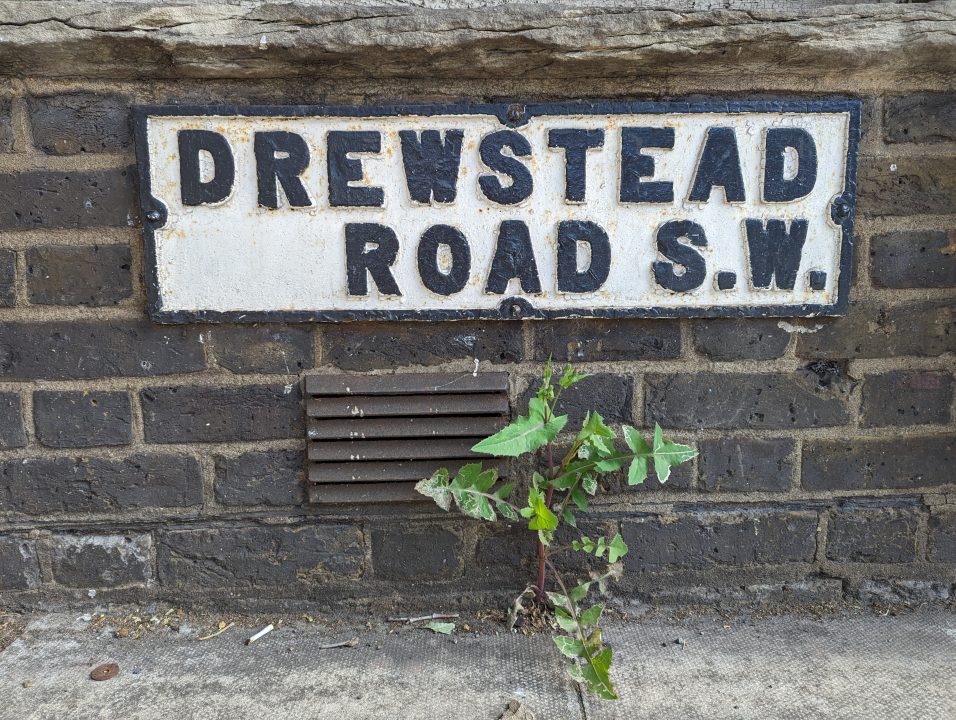 White sign of a street called Drewstead in Streatham