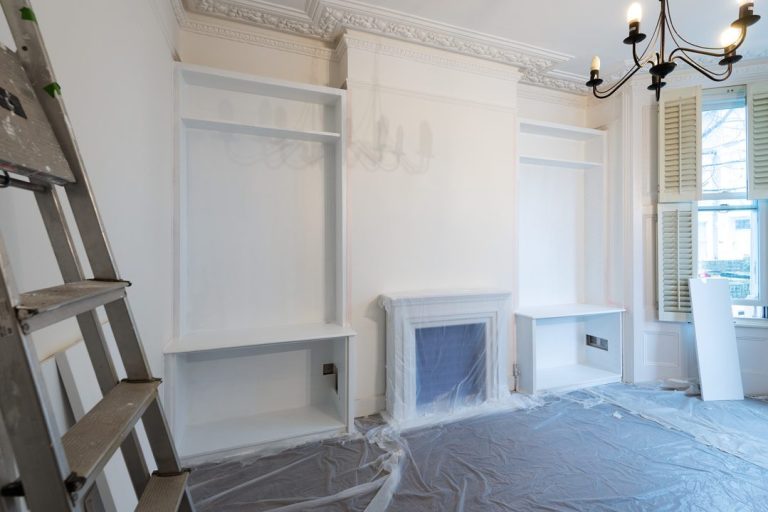 White alcove cupboard and shelving