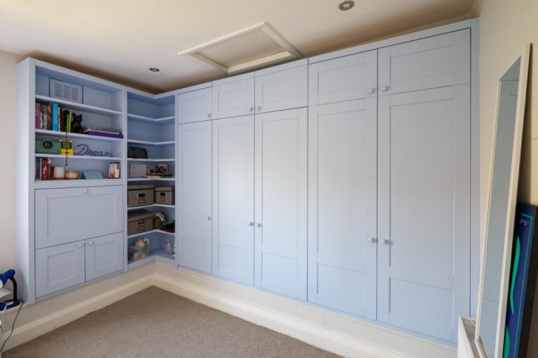 Fitted corner wardrobe with shelving