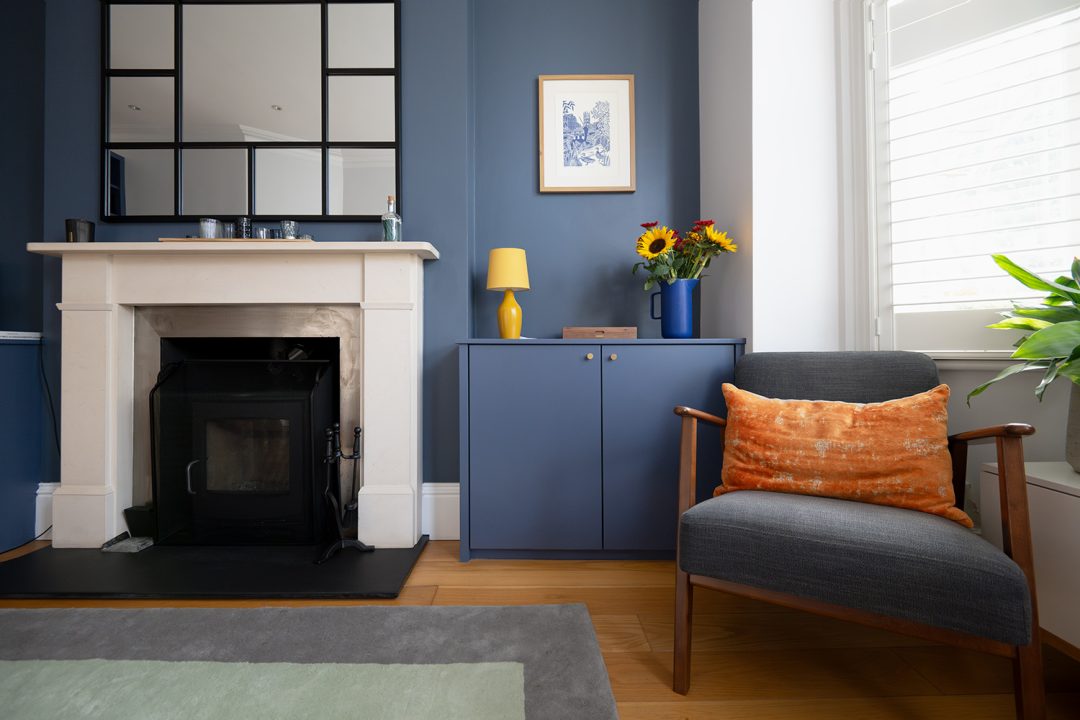 Alcove cupboard with a modern door