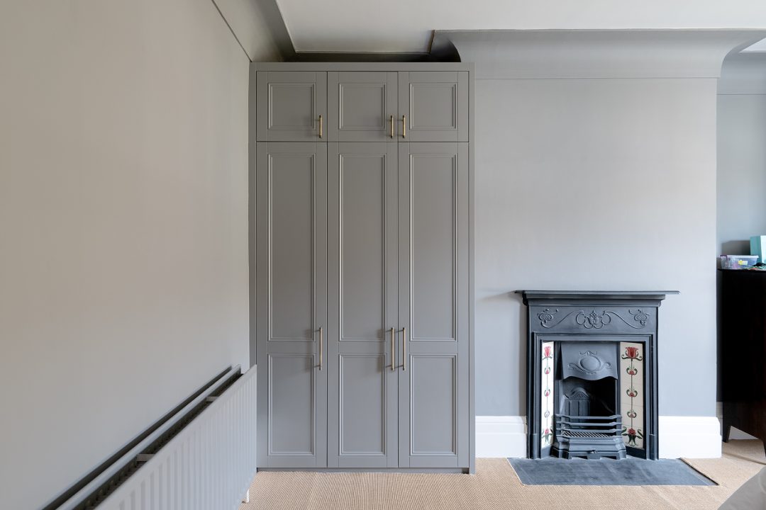 Fitted alcove wardrobe with 3 doors