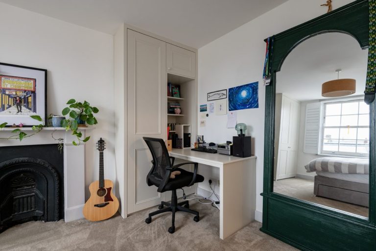 Alcove wardrobe with top box and integrated desk